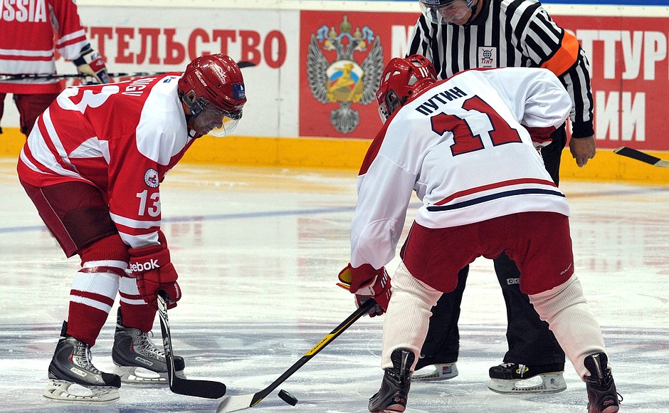 Во время матча сборной команды победителей Российской любительской хоккейной лиги с командой звёзд отечественного хоккея.