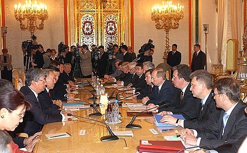 Russian-Kazakh talks in enlarged format.