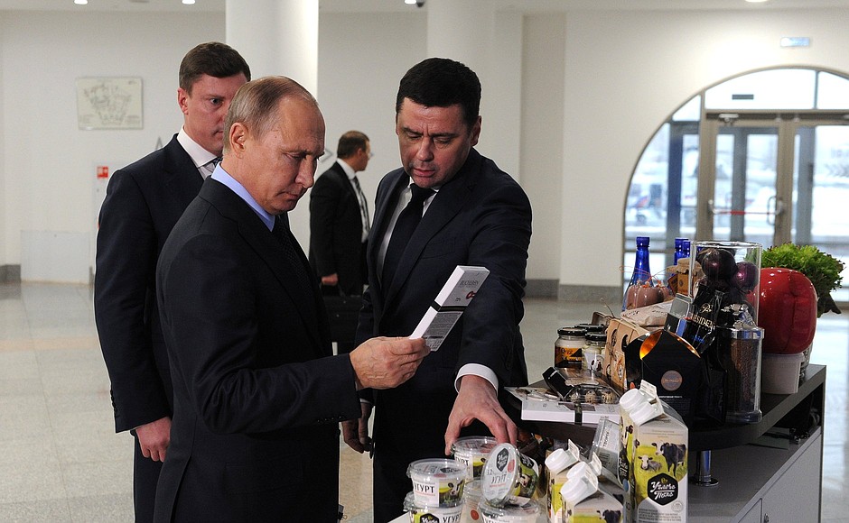 Viewing the exhibition on enhancing Russian regions’ investment appeal.