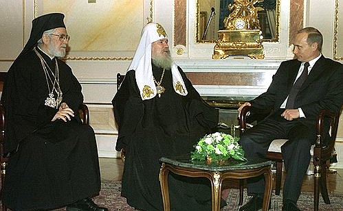С Патриархом Московским и всея Руси Алексием II и Патриархом Антиохийским и всея Востока Игнатием IV (крайний слева).