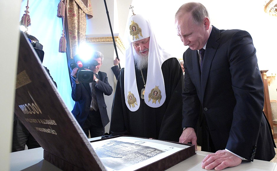 The President presented the Patriarch with a collection of engravings, Mediaeval Fortresses and Monasteries of Russia, by Russian graphic artist and engraver Igor Zadera.