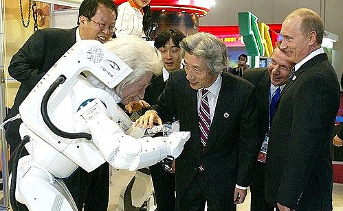 Осмотр экспозиции IT-технологий. С Премьер-министром Японии Дзюнъитиро Коидзуми.
