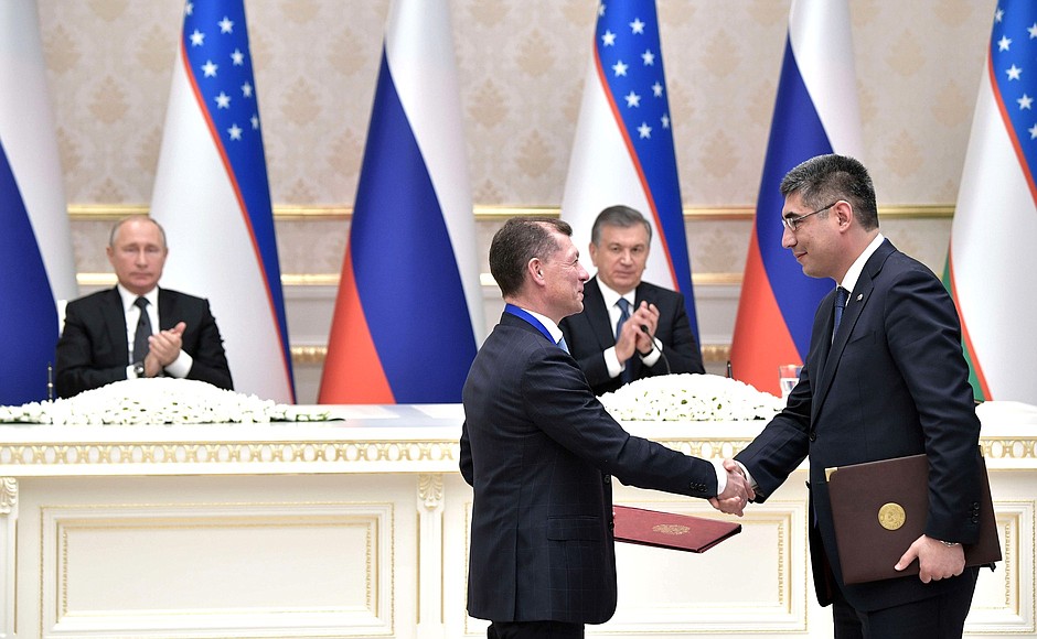 Церемония обмена документами, подписанными в ходе государственного визита Президента России в Узбекистан.