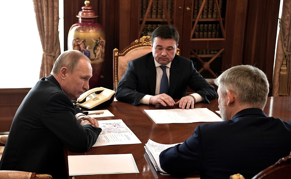 With Minister of Transport Yevgeny Ditrikh, left, and Moscow Region Governor Andrei Vorobyov.