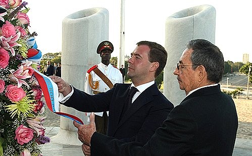 Возложение венка к монументу национальному герою Кубы Хосе Марти.