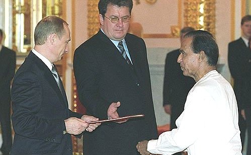 Верительную грамоту Президенту вручает посол Республики Шри-Ланка Виджекун Мудиянселаге Уккубанда Виджекун.
