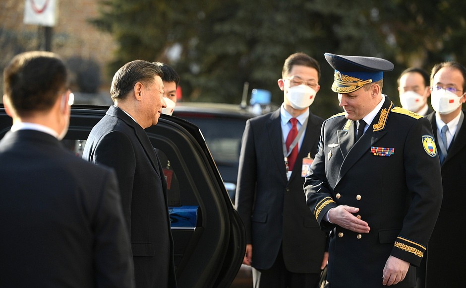 President of the People’s Republic of China Xi Jinping at the Kremlin ahead of his meeting with Vladimir Putin. Right: Commandant of the Kremlin Lieutenant-General Sergei Udovenko.