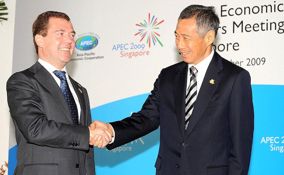 С Премьер-министром Сингапура Ли Сянь Луном перед началом заседания делового саммита АТЭС.