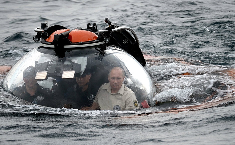 Владимир Путин принял участие в одной из экспедиций Русского географического общества по обследованию античных кораблей, затонувших в Чёрном море.