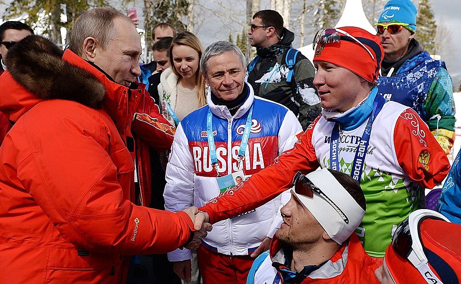 С российскими спортсменами — Владиславом Лекомцевым и Романом Петушковым, завоевавшими золотые медали в открытой эстафете на соревнованиях по лыжным гонкам.