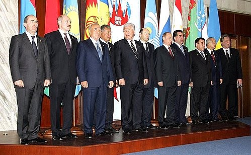 Group photograph at the end of a meeting between heads of CIS member countries.