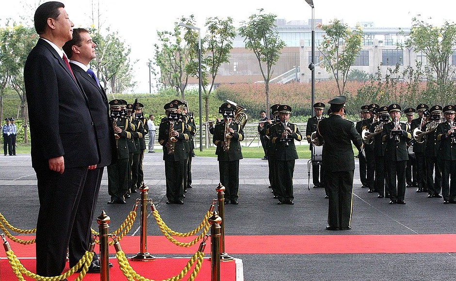 С Заместителем Председателя Китайской Народной Республики Си Цзиньпином на открытии Дня России на выставке «ЭКСПО-2010».