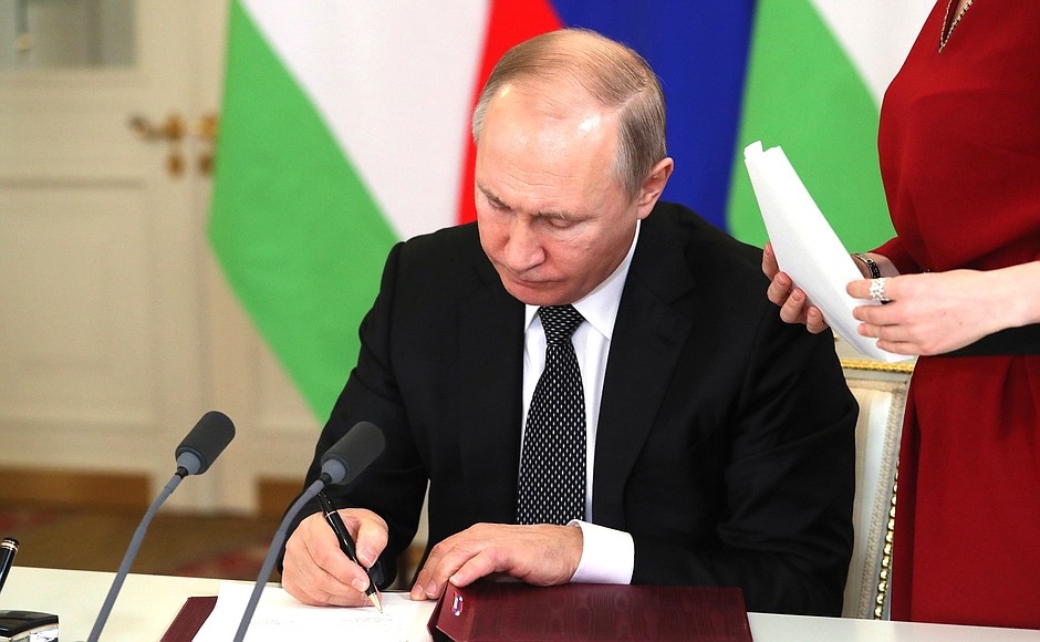 Vladimir Putin and Emomali Rahmon signed a joint statement.