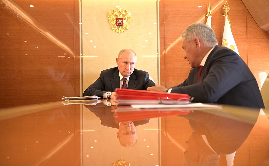 Рабочая встреча с Министром обороны Сергеем Шойгу.