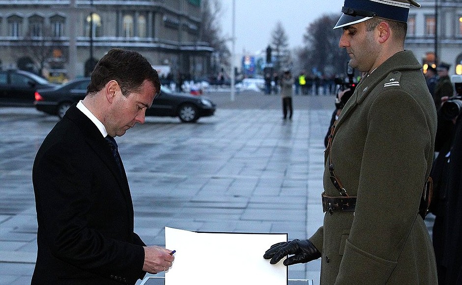 Dmitry Medvedev made a note in the book of honoured guests after laying the wreath at the Tomb of the Unknown Soldier.