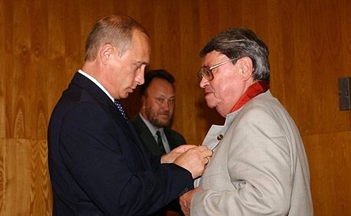 President Putin conferring the Order for Service to the Fatherland, 2nd class, on Yury Trutnev, first deputy research manager of the Russian Federal Nuclear Center.