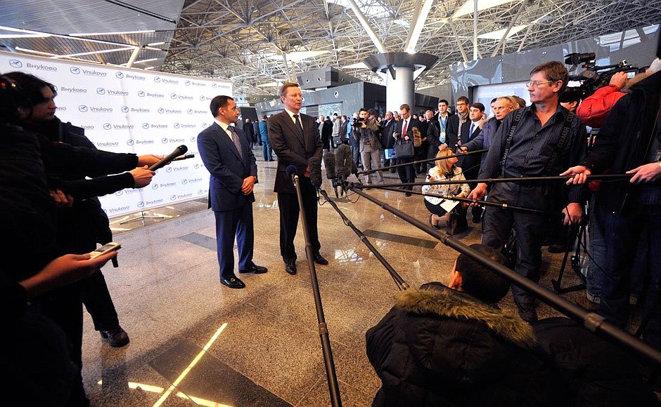 Руководитель Администрации Президента Сергей Иванов во время посещения терминала А аэропорта Внуково.