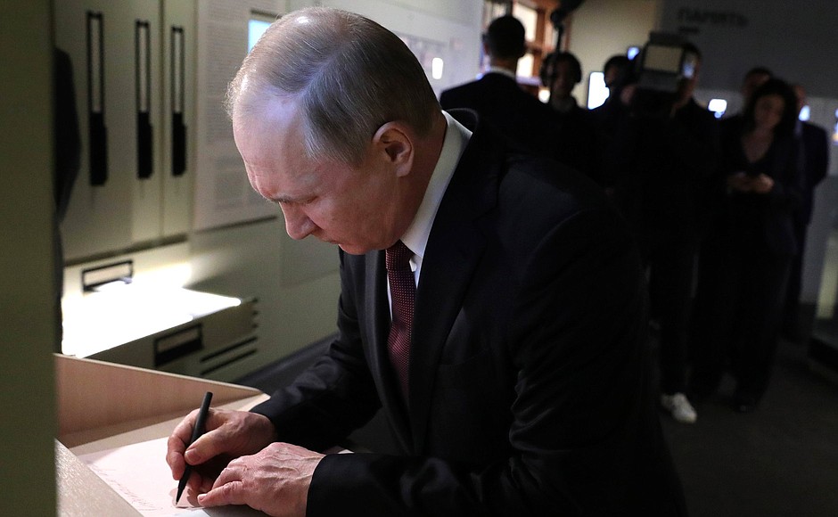 Vladimir Putin left a note in the book of honoured guests at the Alexander Solzhenitsyn Museum of Russia Abroad.