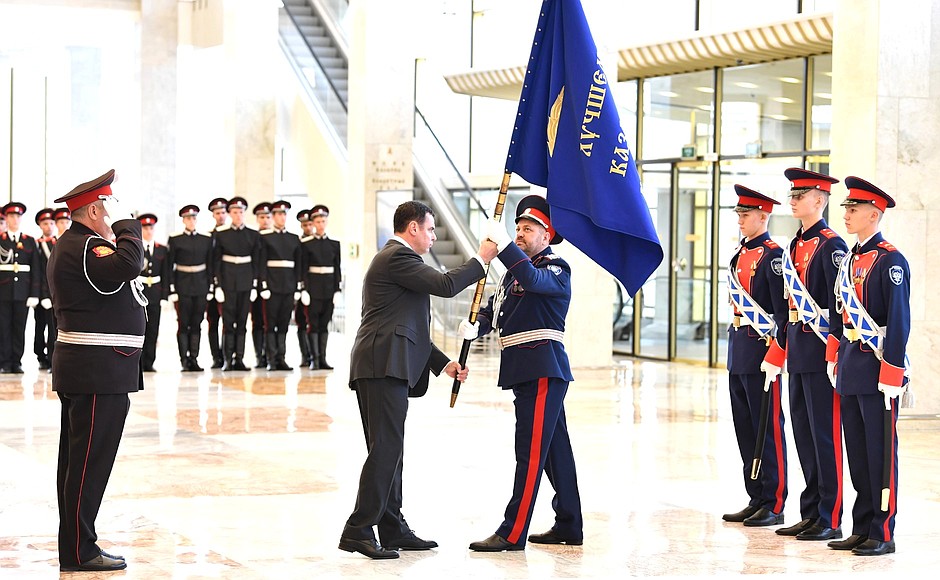 Переходящее знамя Президента вручено лучшему казачьему кадетскому корпусу.