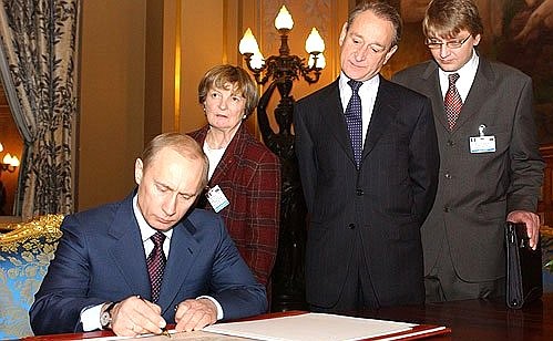 President Putin signing the visitors\' book at the City Hall.