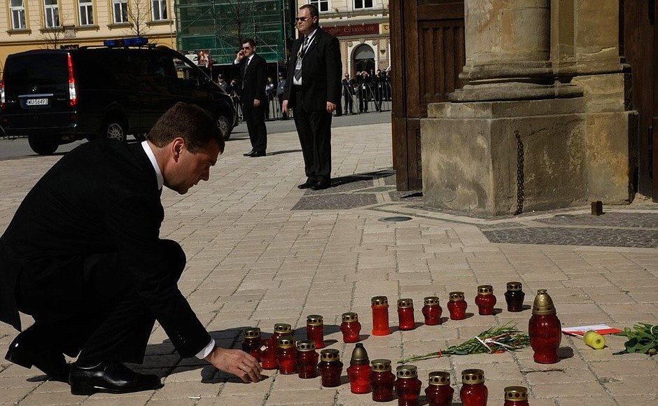 Dmitry Medvedev lit a candle in remembrance and laid a bouquet of red roses before the portraits of Lech and Maria Kaczynski at St Mary’s Basilica.