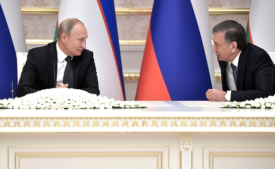 На церемонии обмена документами, подписанными в ходе государственного визита Президента России в Узбекистан.