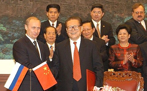 President Putin with Chinese President Jiang Zemin signing Russian-Chinese documents.