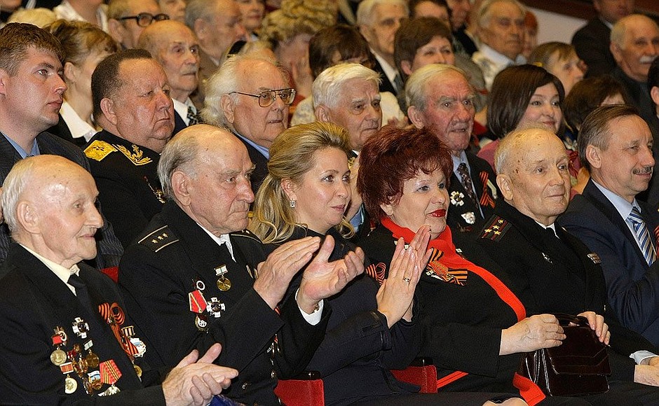 На концерте, посвящённом празднованию 65-й годовщины Победы в Великой Отечественной войне.