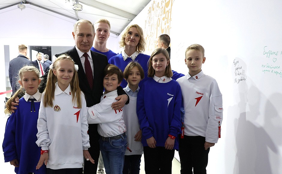 Visiting Russia International Exhibition and Forum. With participants of the Movement of the First, an all-Russian public movement of children and youth.