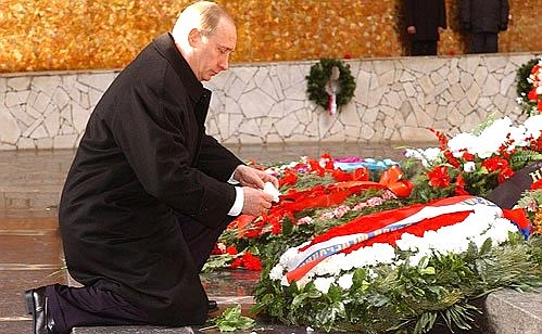 Visiting the memorial complex ”To the Heroes of the Battle of Stalingrad“ on Mamai Hill President Vladimir Putin laid a wreath at the Eternal Flame in the Hall of Military Glory.