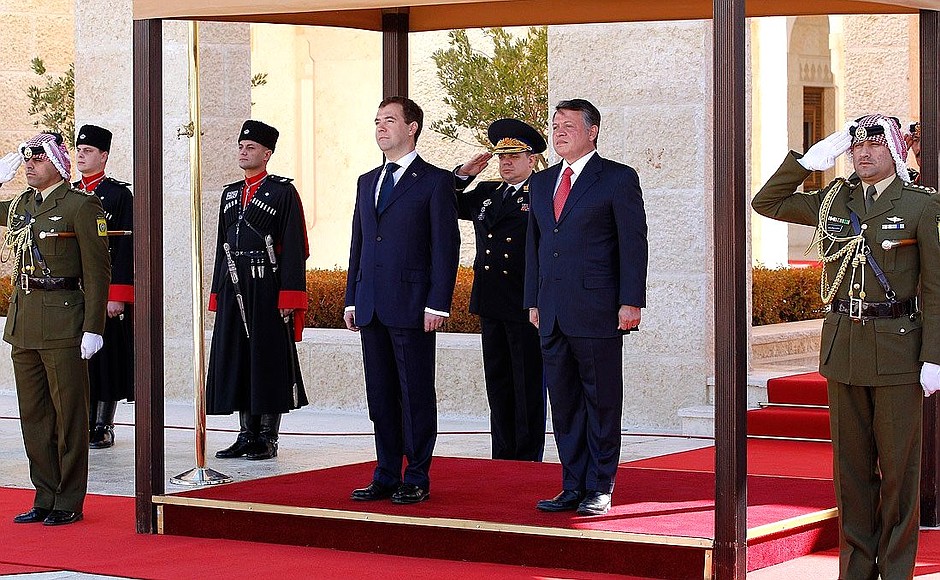 С Королём Иордании Абдаллой II во время церемонии официальной встречи.