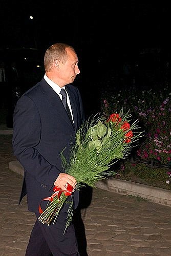 Возложение цветов к памятнику основателю города Петру I.