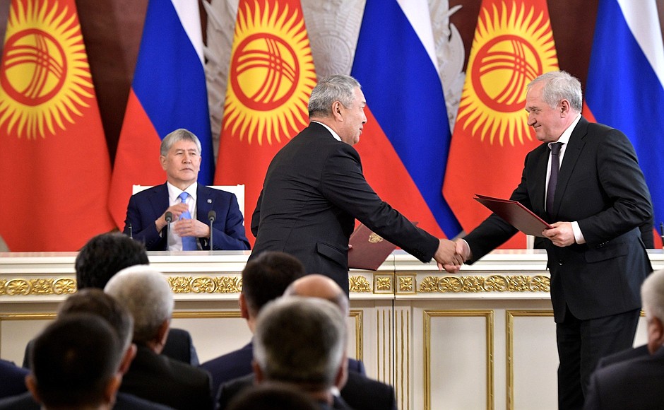 Церемония подписания российско-киргизских документов.