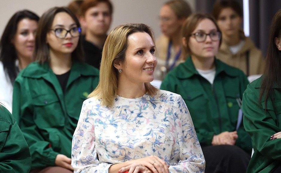 Maria Lvova-Belova opened a new teenage centre called Yunost in Novosibirsk.