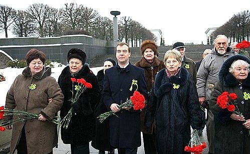 Президент в сопровождении ветеранов Великой Отечественной войны и жителей блокадного Ленинграда возложил цветы к монументу «Родина-мать» .