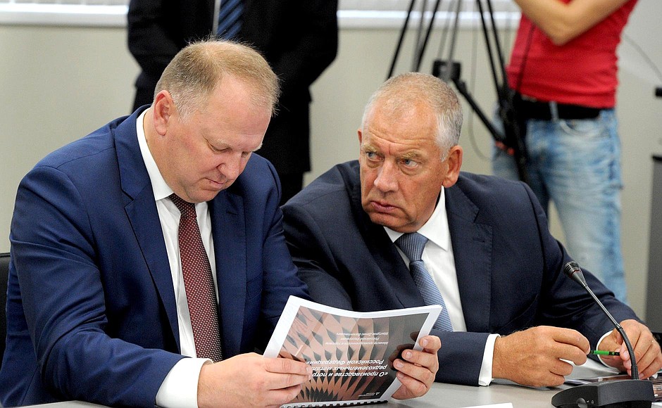 Presidential Plenipotentiary Envoy to the Northwestern Federal District Nikolai Tsukanov and Governor of the Novgorod Region Sergei Mitin (right) at the meeting on developing the production and use of rare earth metals.
