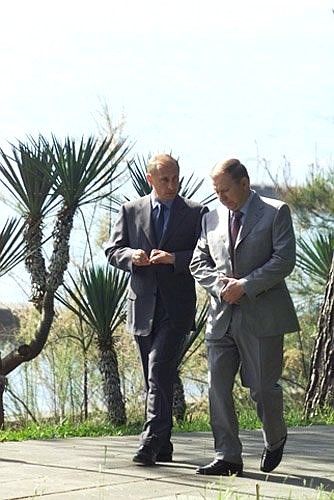 Во время прогулки с Президентом Украины Леонидом Кучмой.