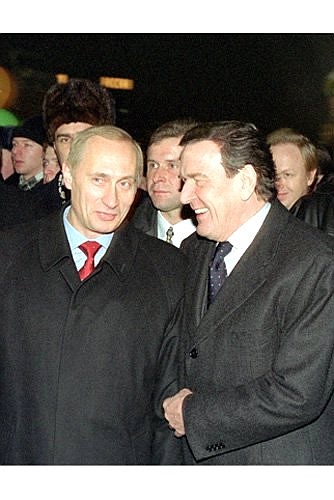 С Федеральным канцлером ФРГ Герхардом Шрёдером на Красной площади.