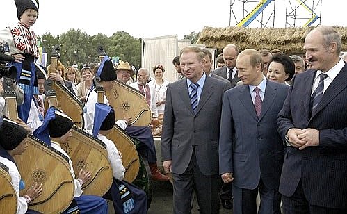 Посещение «Славянского подворья». С президентами Украины и Белоруссии Леонидом Кучмой и Александром Лукашенко.
