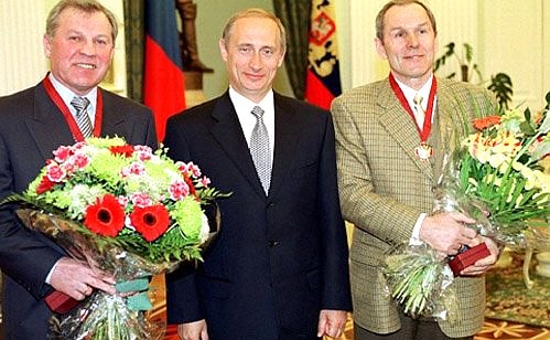 Церемония вручения российским хоккеистам Борису Майорову (слева) и Вячеславу Старшинову ордена «За заслуги перед Отечеством» III степени.