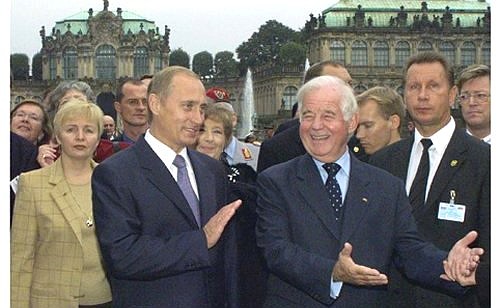 Владимир и Людмила Путины во время прогулки по Дрездену в сопровождении Премьер-министра федеральной земли Саксония Курта Биденкопфа.