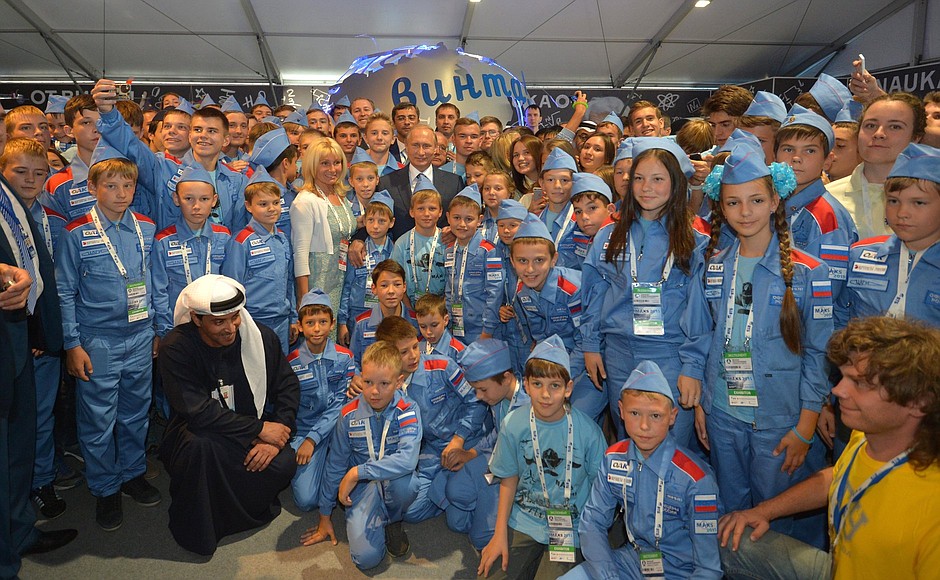 With participants of the festival Ot vinta (Clear Prop!) at the International Aviation and Space Salon MAKS-2015.
