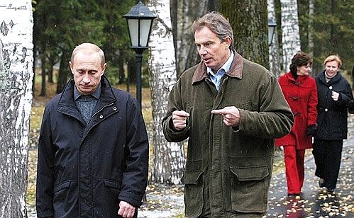 После первого раунда переговоров и рабочего завтрака Владимир Путин и Энтони Блэр с супругами совершили небольшую прогулку по территории Завидово.