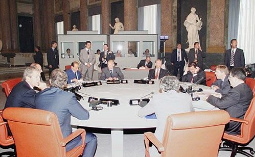 Рабочее заседание саммита «Группы восьми» во Дворце дожей (Палаццо Дукале).