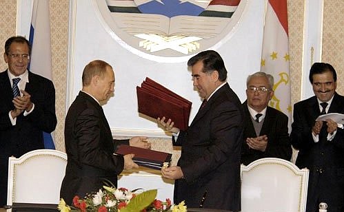 С Президентом Республики Таджикистан Эмомали Рахмоновым во время подписания совместных документов.