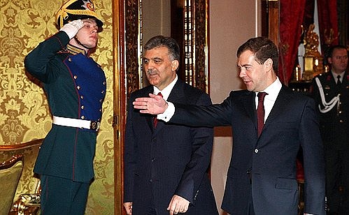Перед началом российско-турецких переговоров в расширенном составе. С Президентом Турецкой Республики Абдуллахом Гюлем.