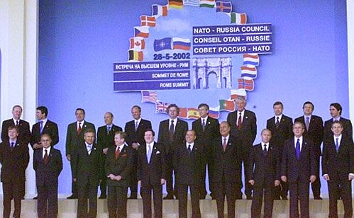 Официальное фотографирование участников саммита Россия–НАТО.
