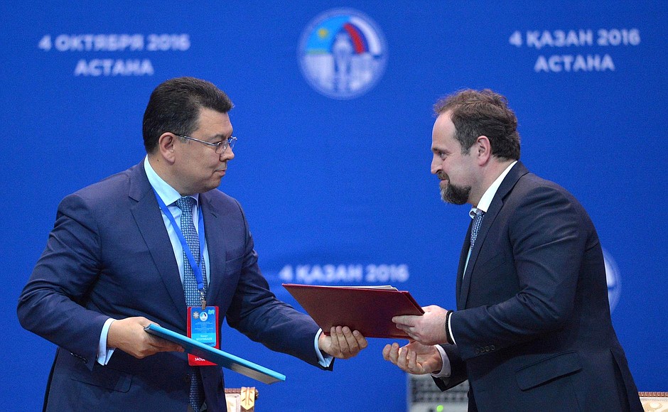 Energy Minister of Kazakhstan Kanat Bozumbayev and Minister of Natural Resources and Environment of Russia Sergei Donskoy after signing an intergovernmental agreement on the preservation of the Ural River ecosystem.