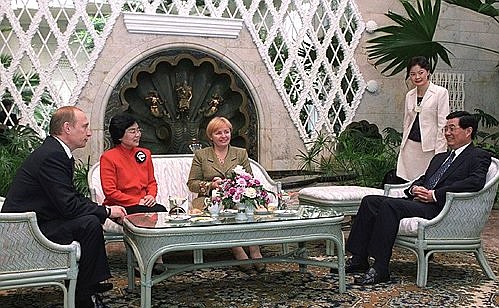 С Председателем КНР Ху Цзиньтао, его супругой Лю Юнцин (в центре) и Людмилой Путиной.