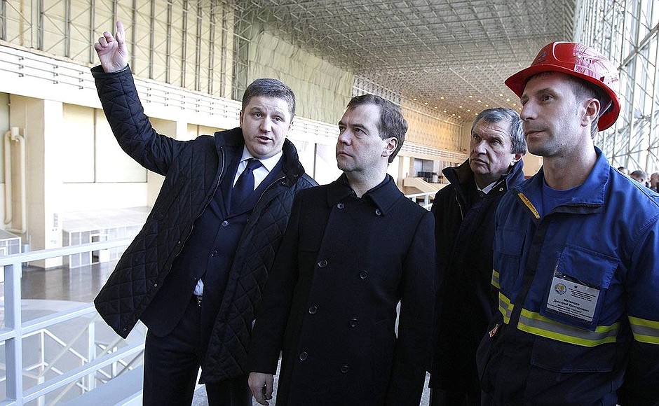 Visiting the Sayano-Shushenskaya Hydroelectric Station. With Deputy Prime Minister Igor Sechin and RusHydro CEO Yevgeny Dod (left).